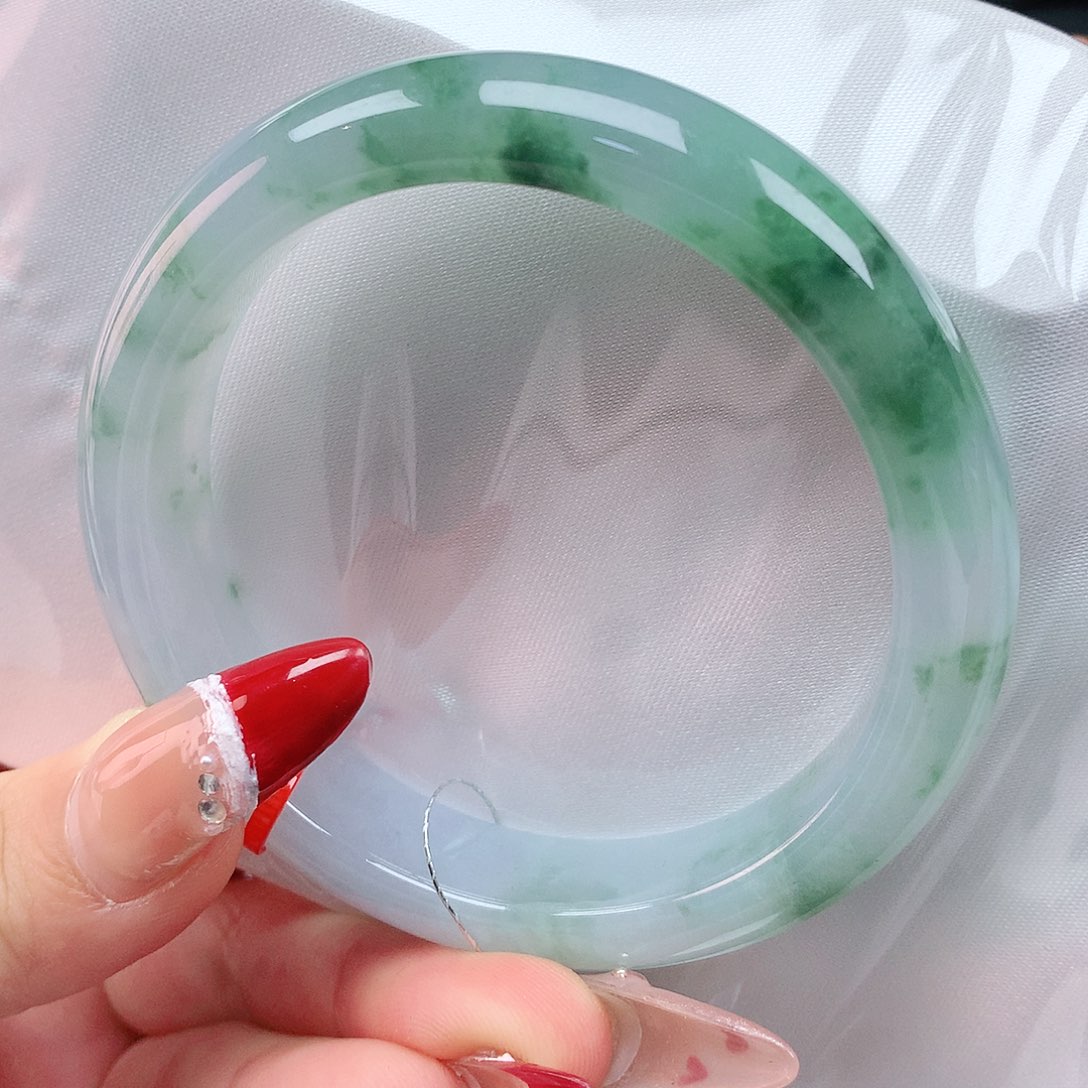 翡翠手镯未镶嵌55圈