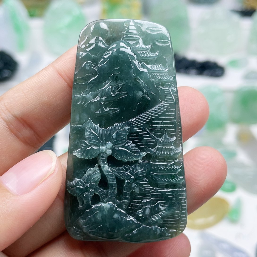 翡翠颈饰未镶嵌山水