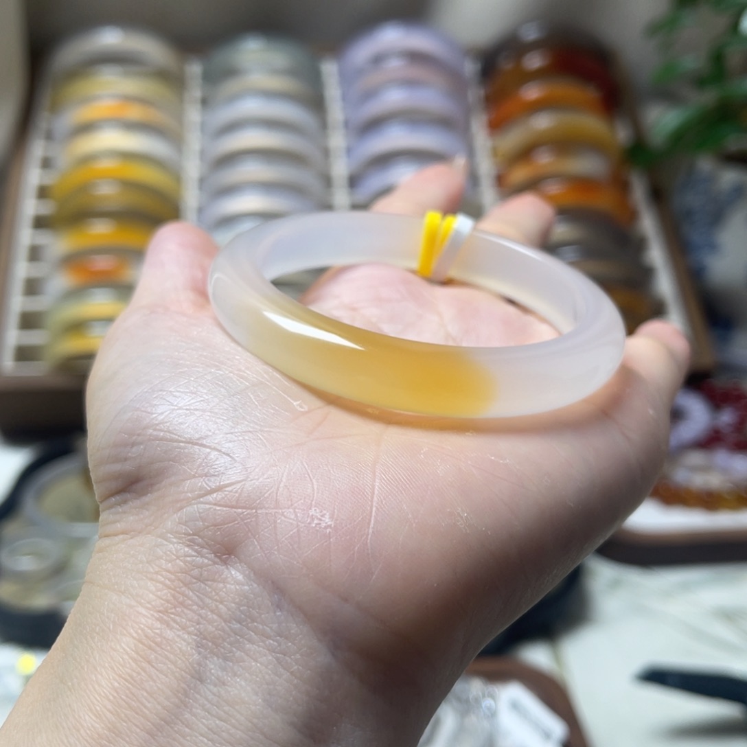 爱***呦玛瑙/玉髓未镶嵌手镯