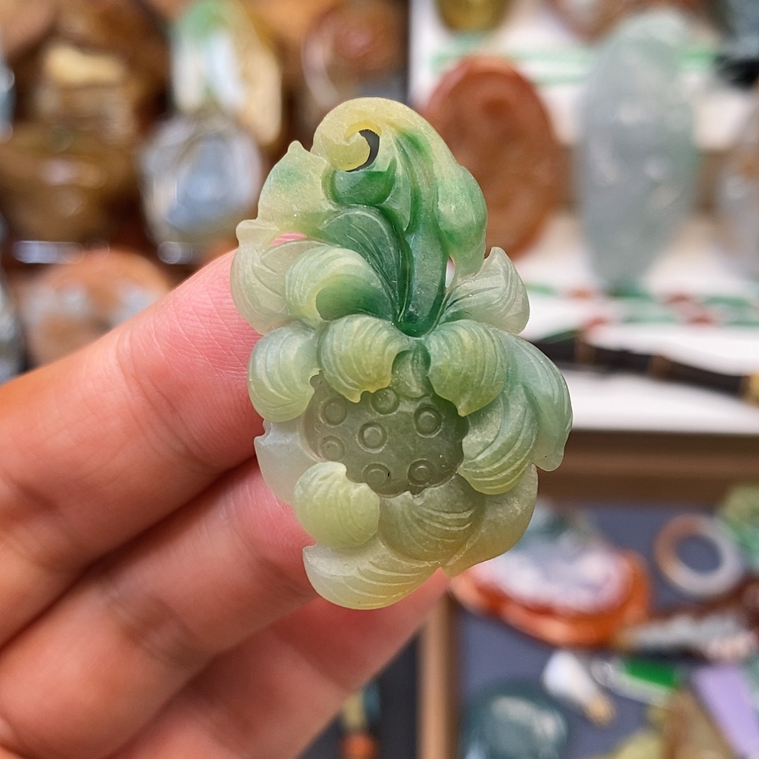 翡翠未镶嵌颈饰青莲