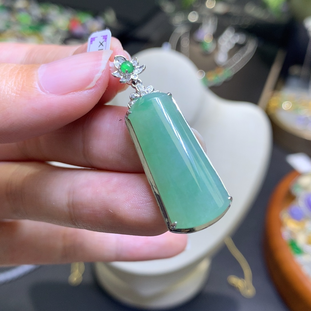 颈饰18K金镶嵌翡翠