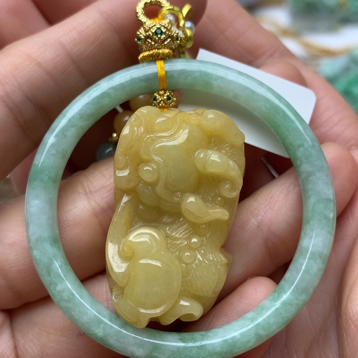 翡翠颈饰未镶嵌翡翠