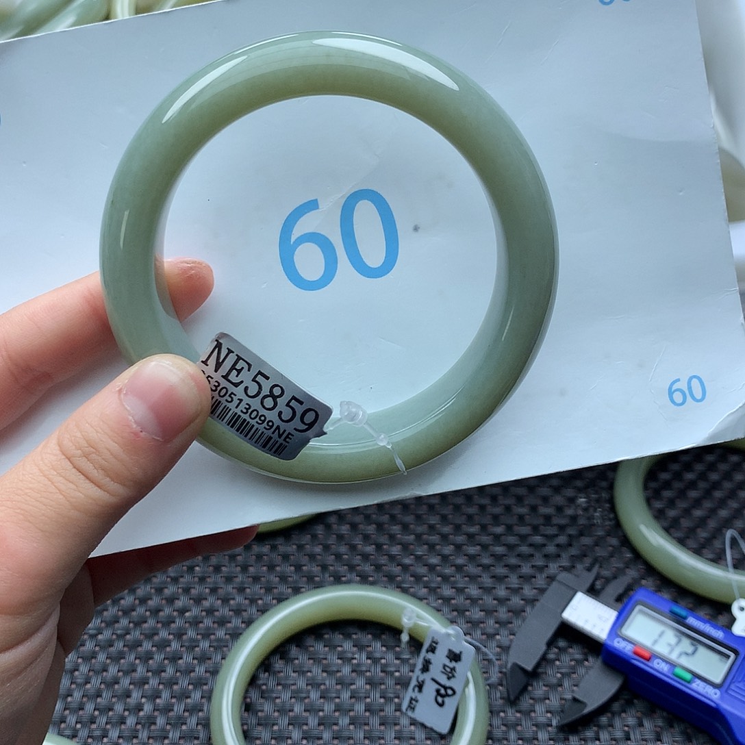 瑞***兔和田玉未镶嵌手镯