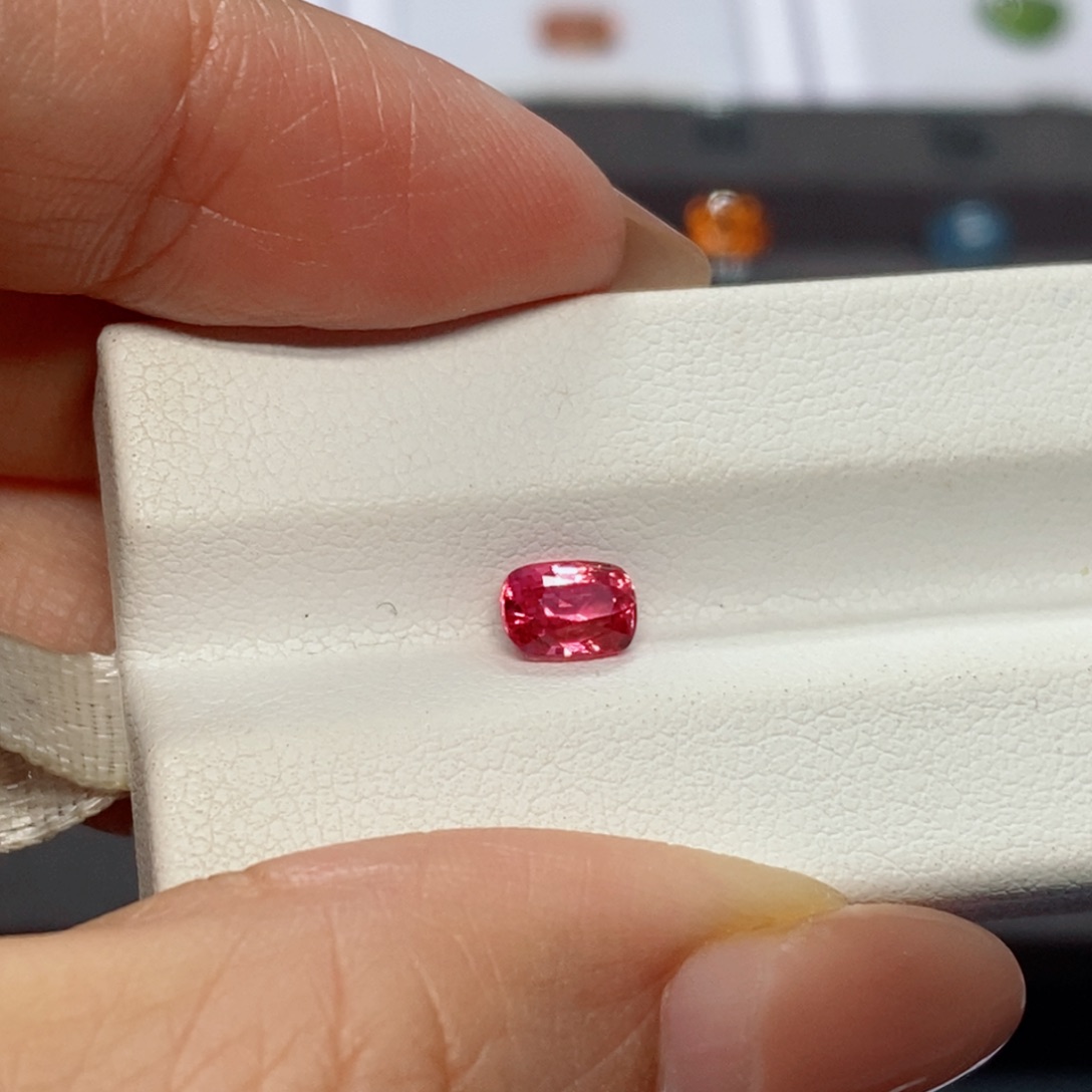 ****屁裸石未镶嵌尖晶石1.01克拉马亨盖