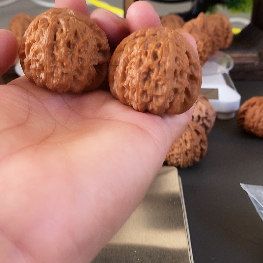 鹏***帅文玩核桃把件红皮老树白狮子骨质超棒