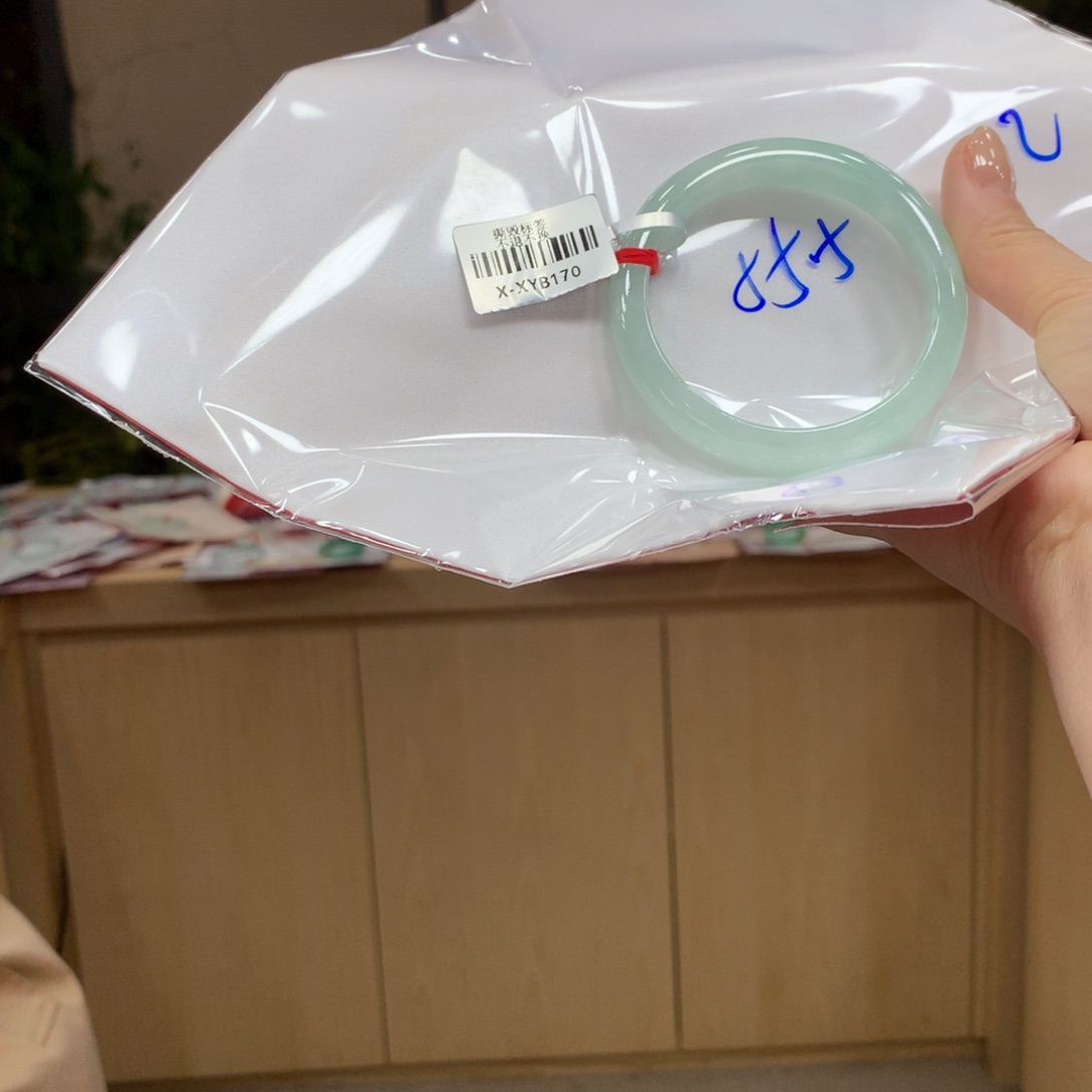 翡翠手镯未镶嵌不退不换