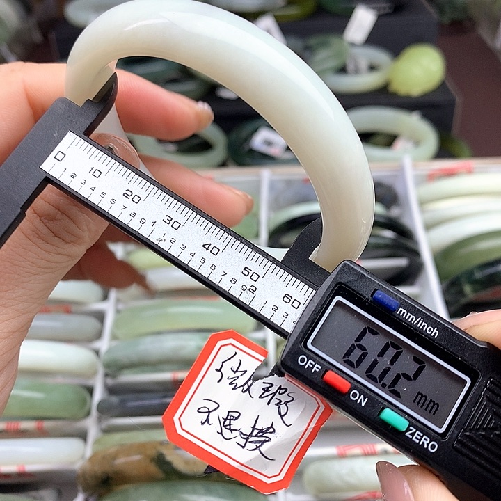 蛇纹石玉手镯未镶嵌823