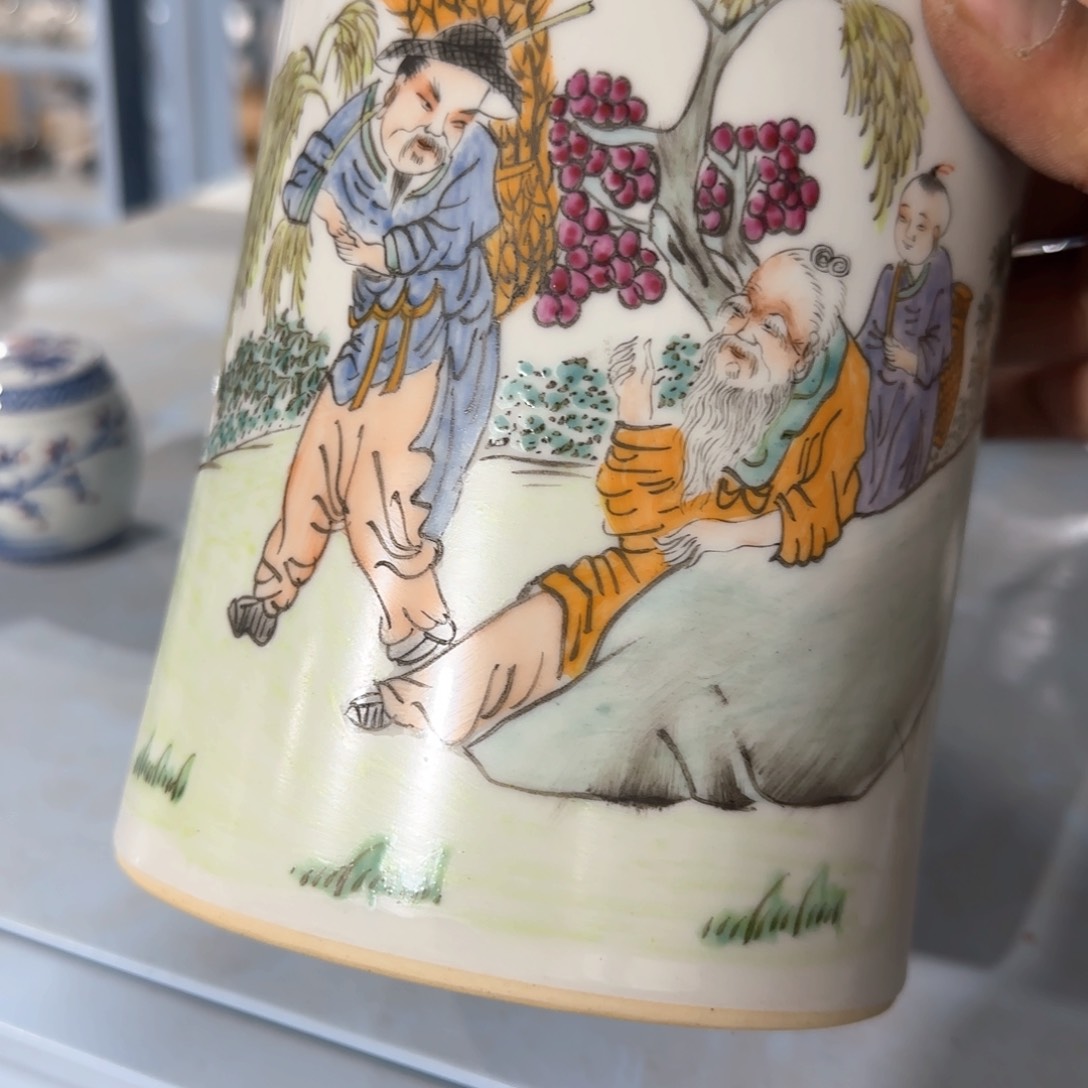 瓷片瓷器上用白泥雕刻了两