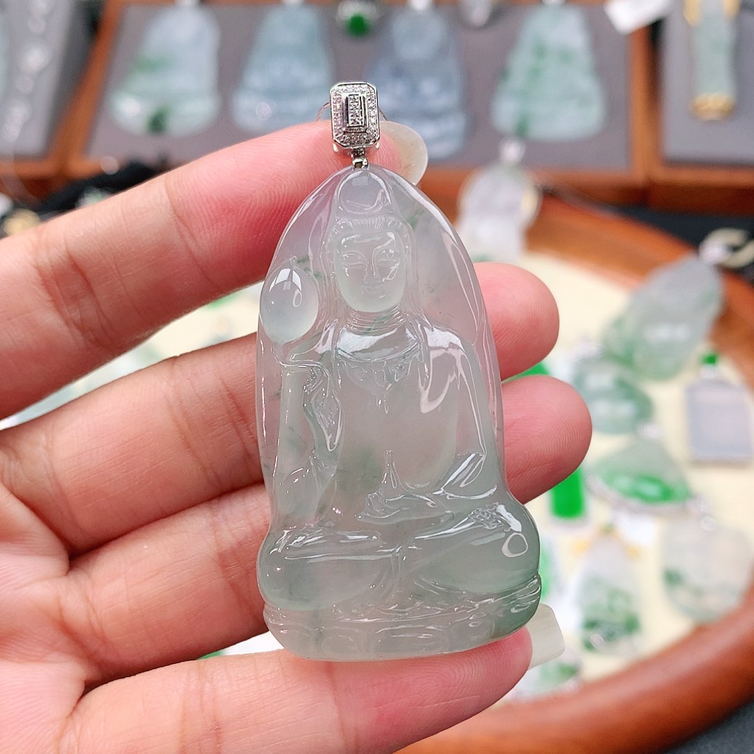 颈饰18K金镶嵌翡翠素衣观音