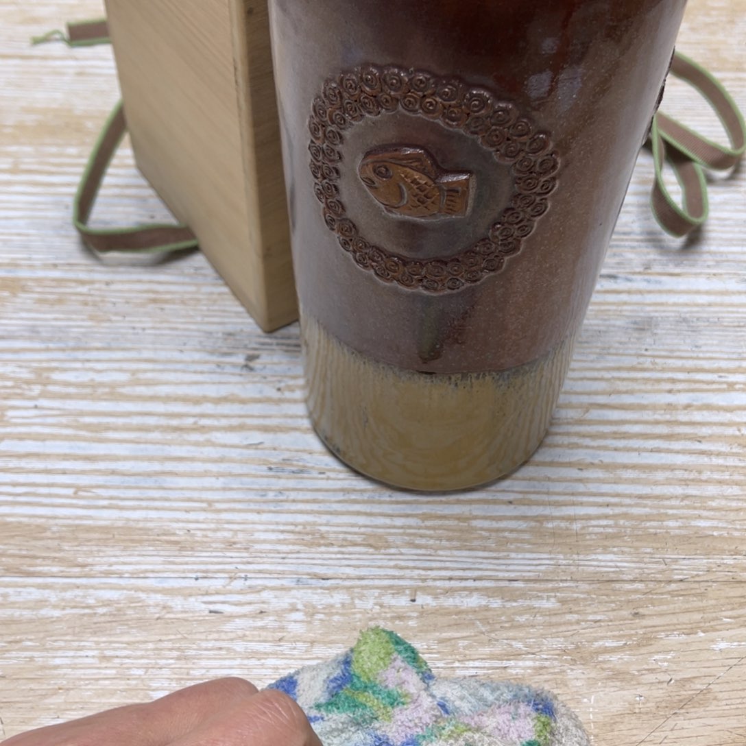 瓷片生****动密密麻麻地排列着