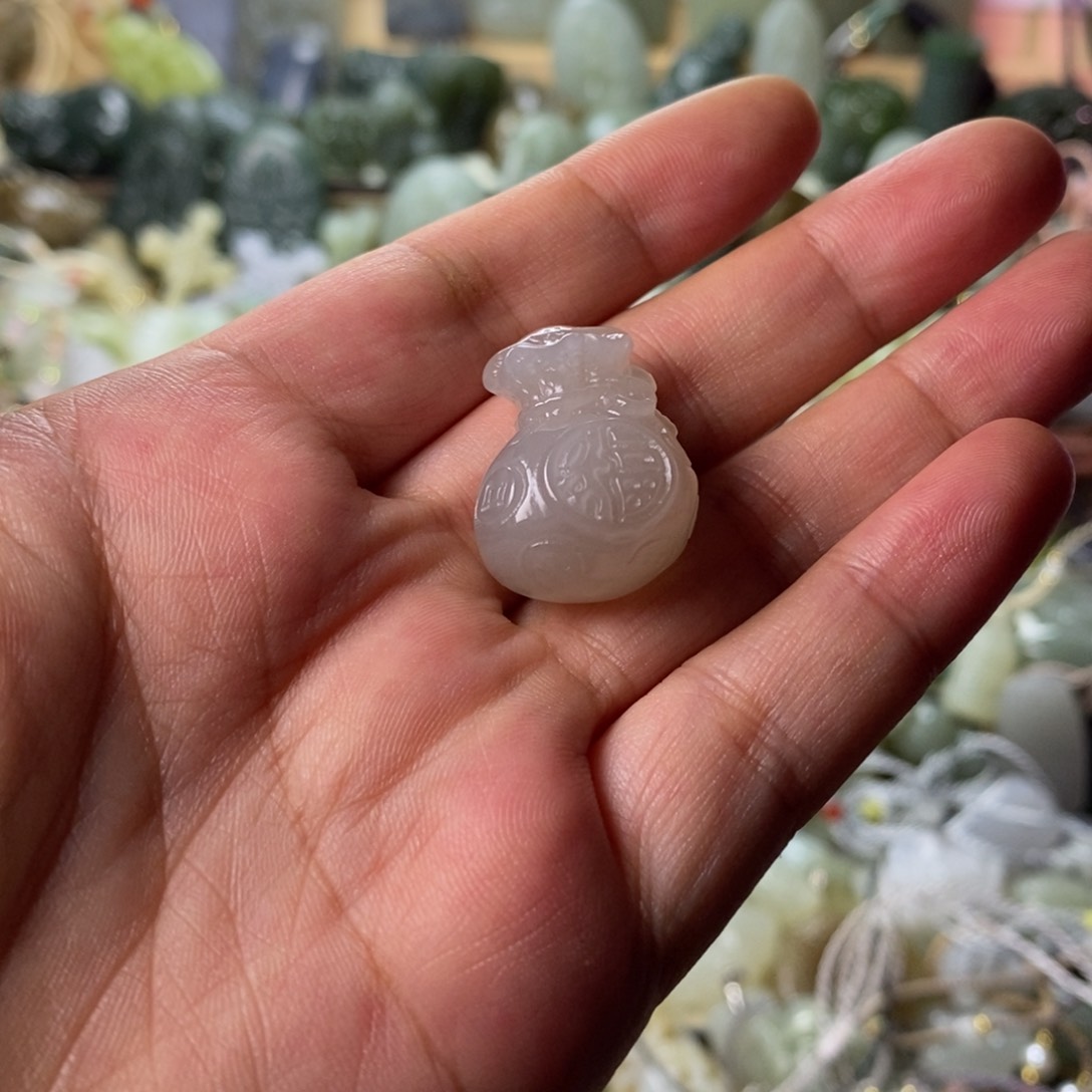 和田玉未镶嵌颈饰苦*