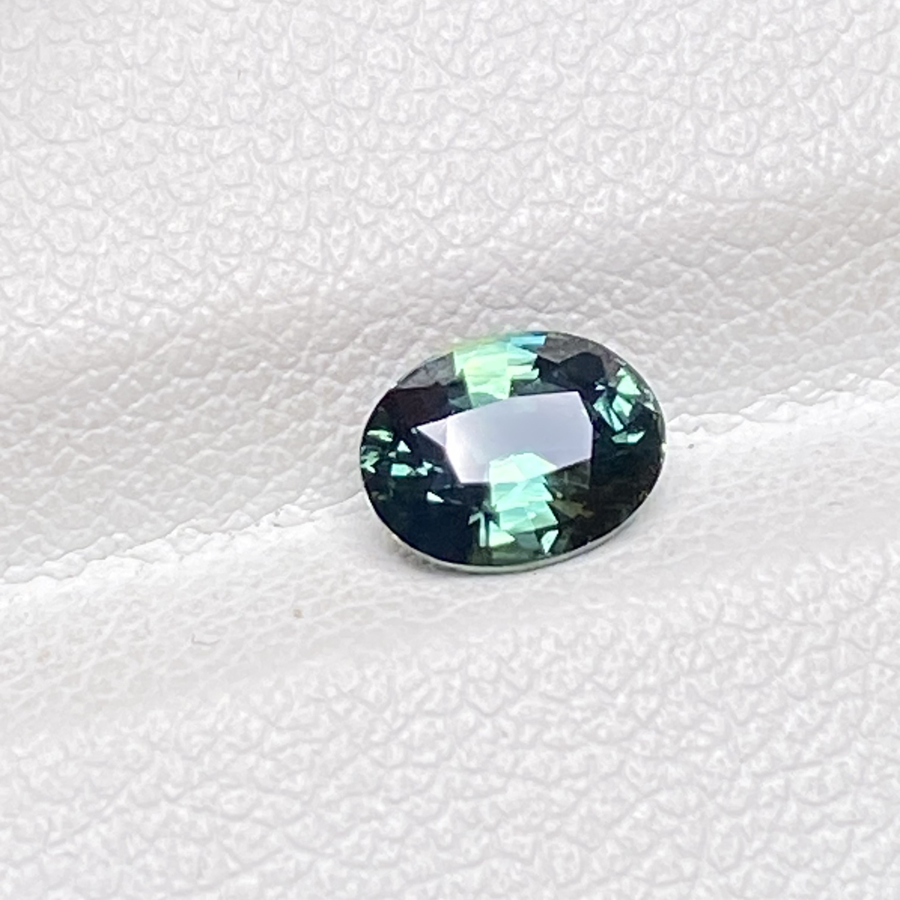 1.06克拉绿色无烧蓝宝石裸石未镶嵌