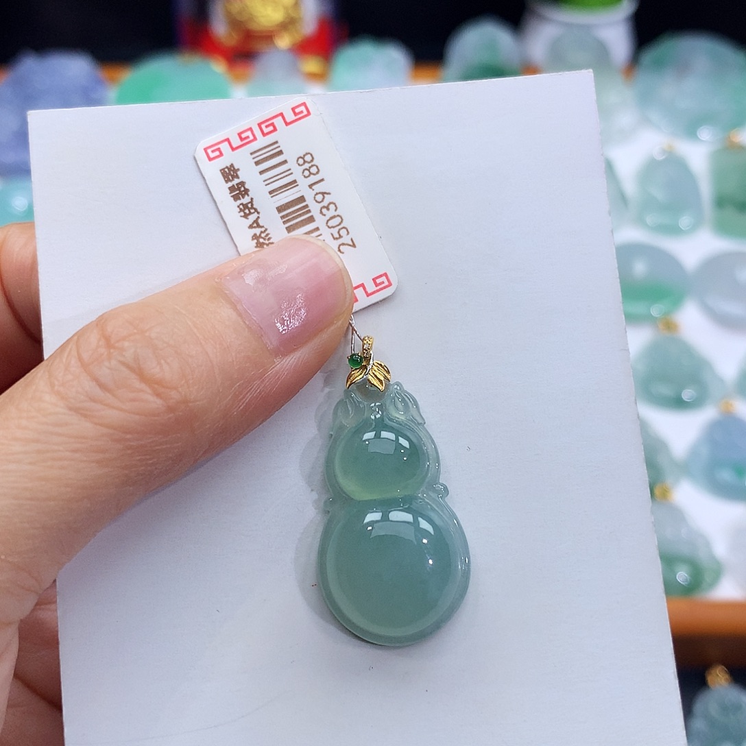 翡翠18K金镶嵌颈饰翡翠吊坠