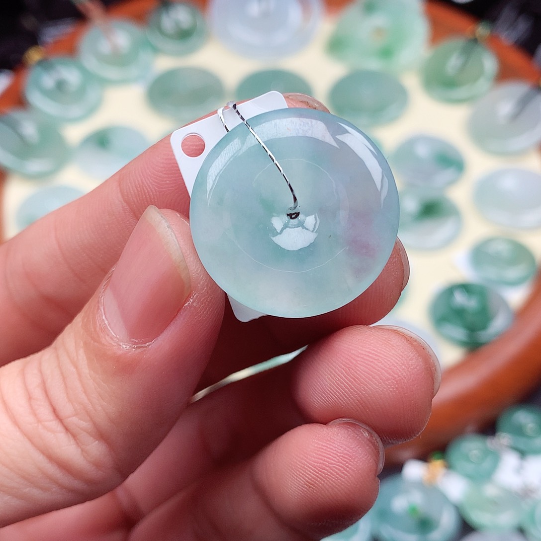 翡翠颈饰未镶嵌平安扣