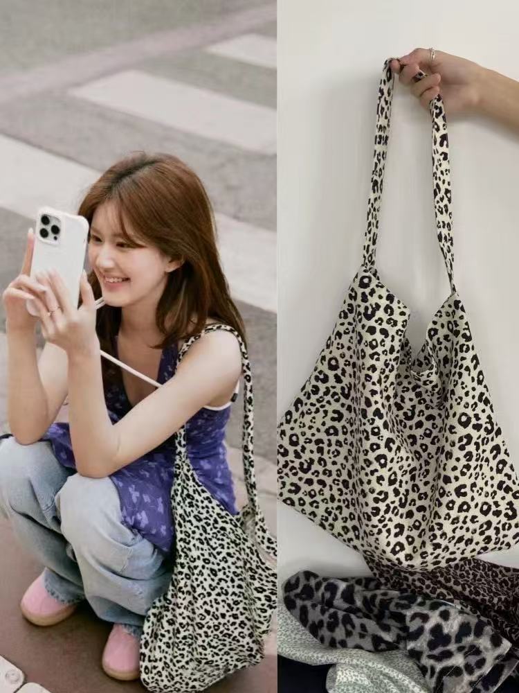 赵露思同款豹纹帆布袋2025新款包包旅游轻便大容量单肩包