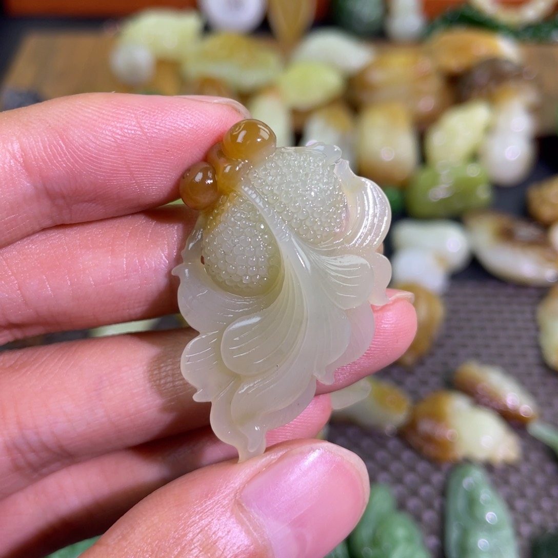 颈饰未镶嵌和田玉糖白小锦鲤吊坠