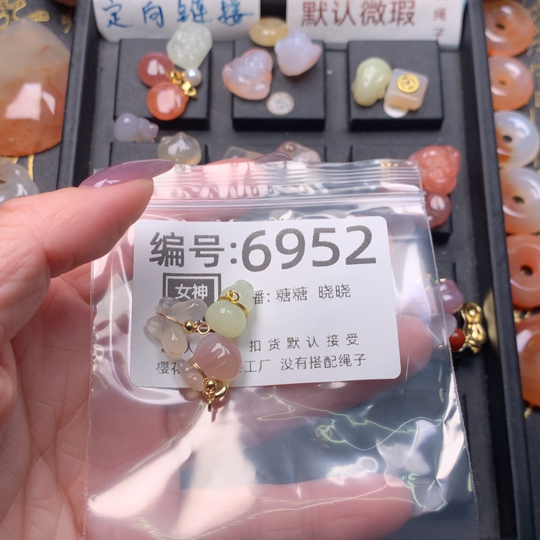 玛瑙/玉髓合金颈饰马****?