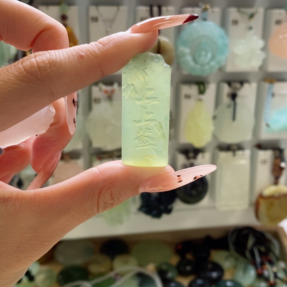 蛇纹石玉未镶嵌颈饰