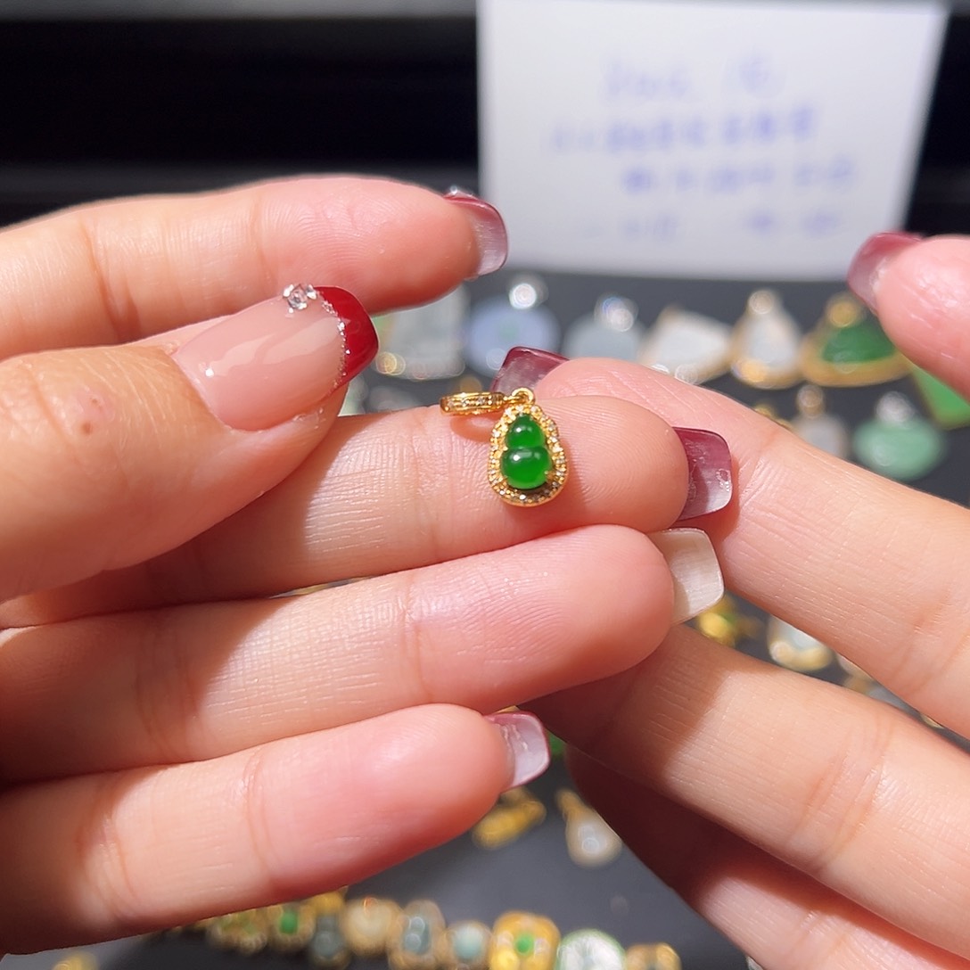 翡翠颈饰18K金镶嵌温**活吊坠