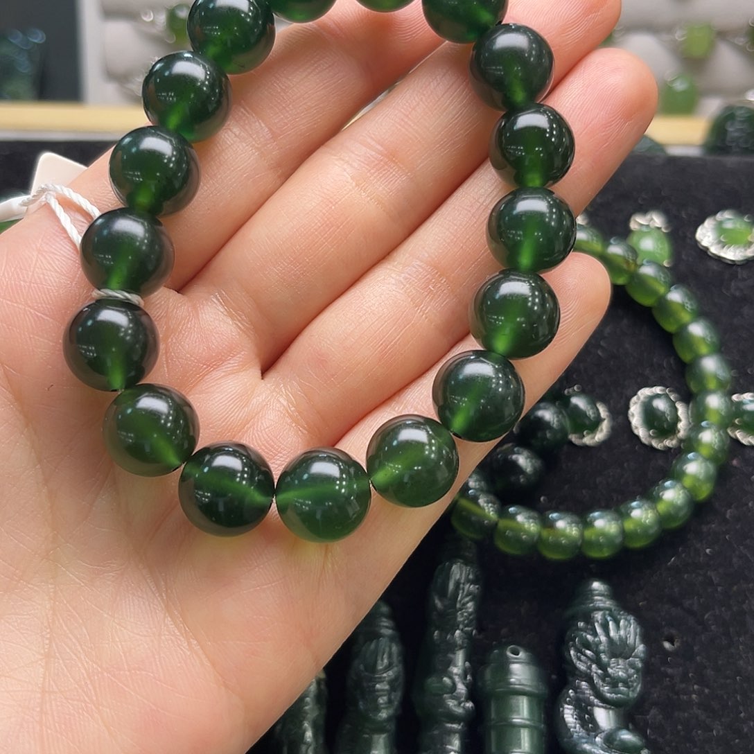 千***里蛇纹石玉未镶嵌颈饰