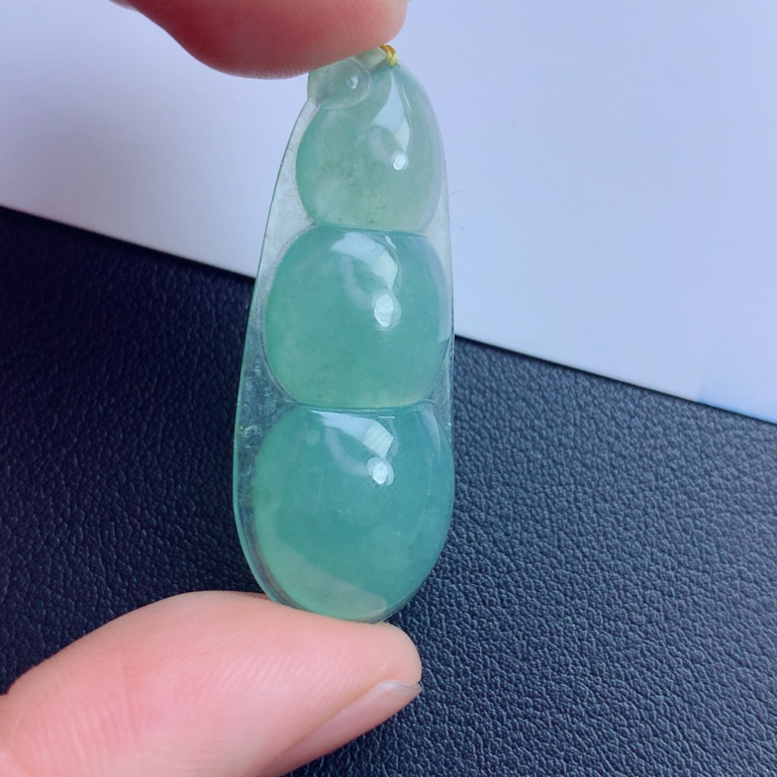 翡翠未镶嵌颈饰福豆