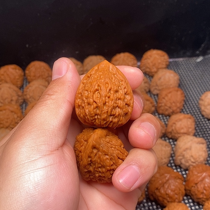 文玩核桃把件色****！一抹红