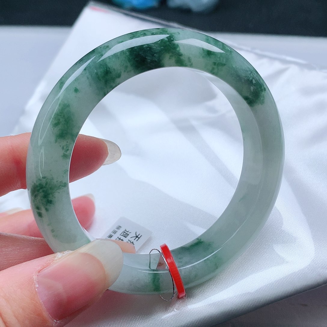 翡翠手镯未镶嵌55圈