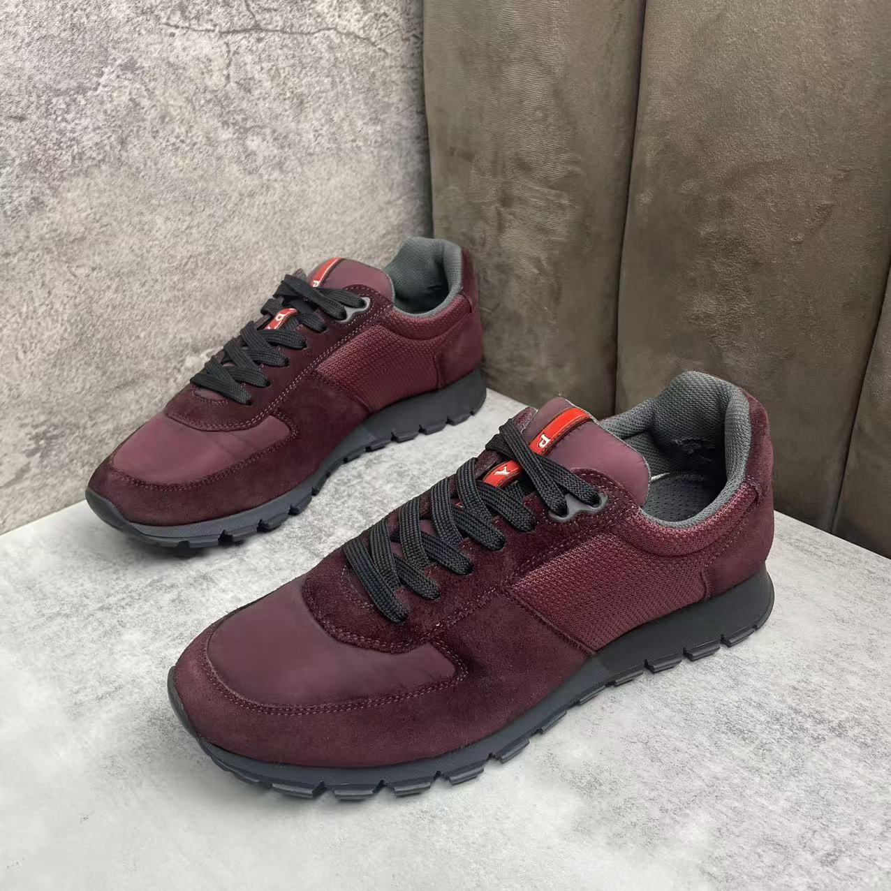 95新 Prada/普拉达 酒红色透气网面时尚轻便舒适运动鞋/40码