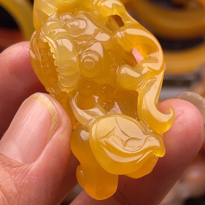 石英质玉（黄龙玉）未镶嵌颈饰财****?