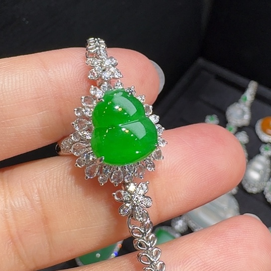 18K金镶嵌戒指翡翠