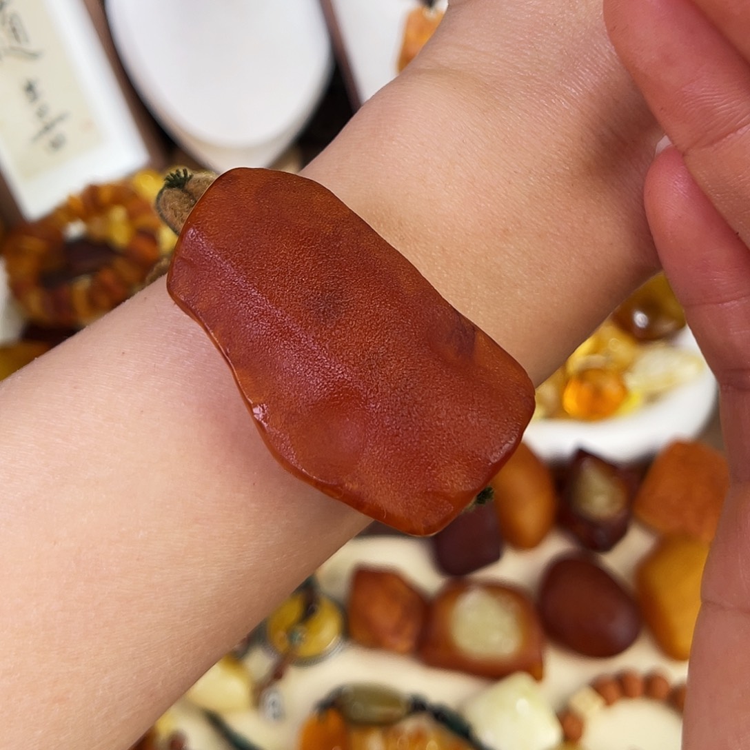 琥珀珠宝奇石未镶嵌。