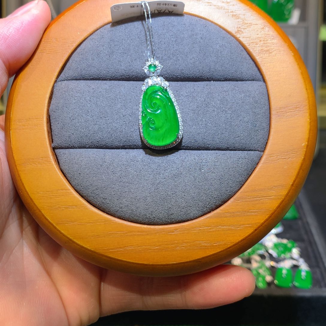 翡翠吊坠(不含链)18K金镶嵌天然翡翠