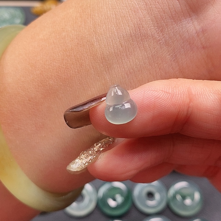 翡翠未镶嵌颈饰葫芦