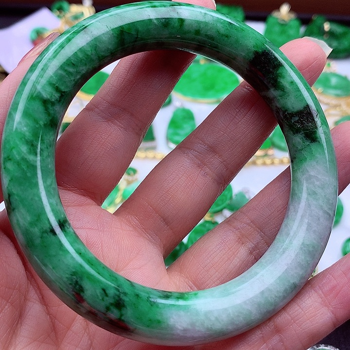 翡翠手镯未镶嵌翡翠
