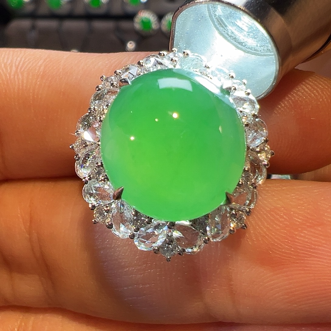 翡翠戒指18K金镶嵌果阳绿不封底卡12.6-11.8-6