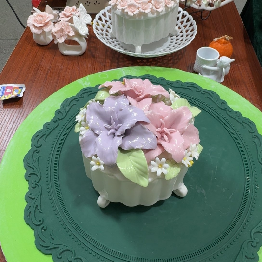 瓷片百合花炖盅餐盘