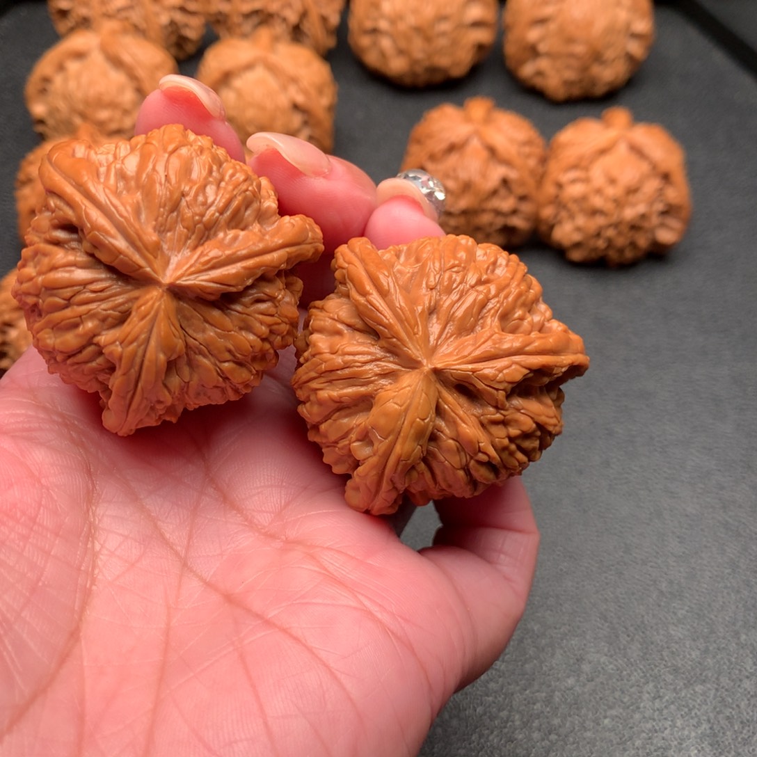 刘***豪手串/手链核桃白狮子了三棱