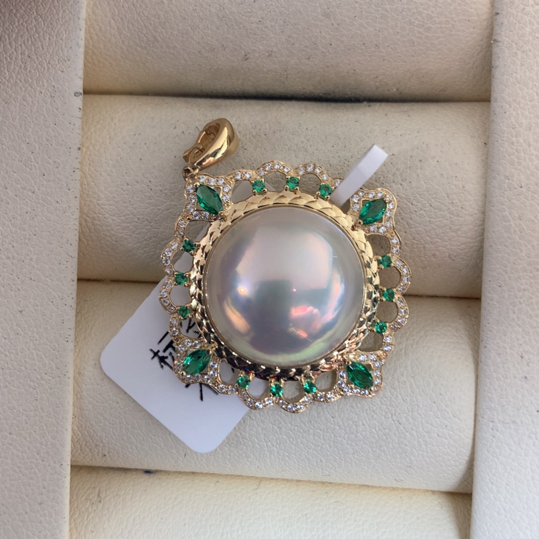 拼合珍珠（马贝珠）颈饰18K金镶嵌