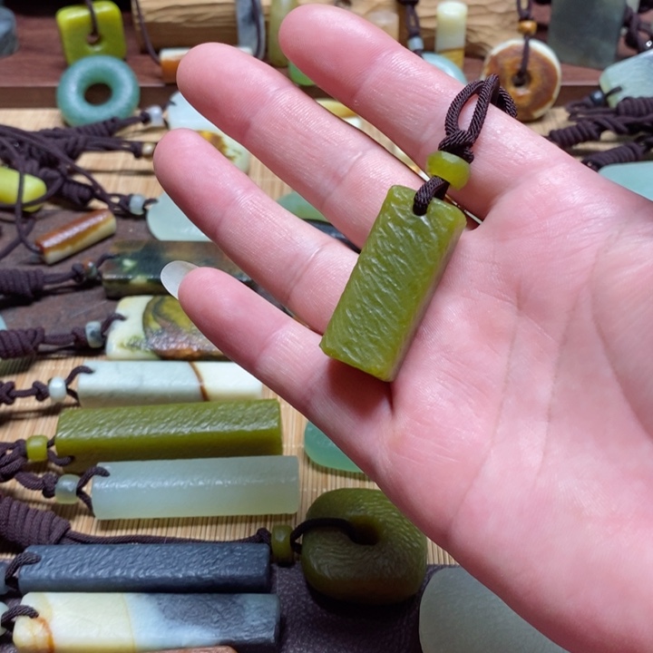 蛇纹石玉挂件未镶嵌