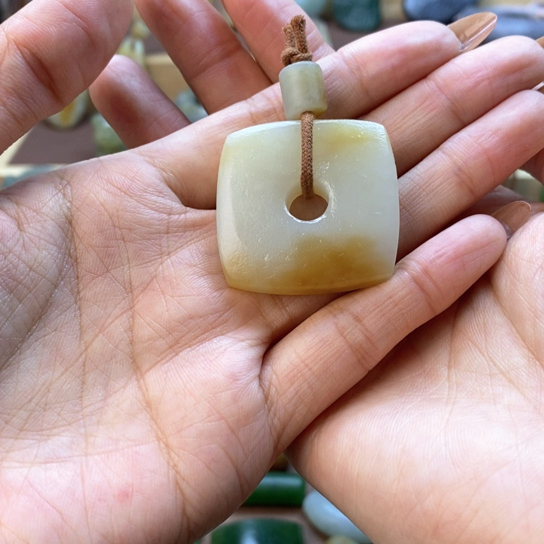 和田玉颈饰未镶嵌龙**咪