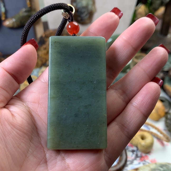 透闪石质玉挂件未镶嵌