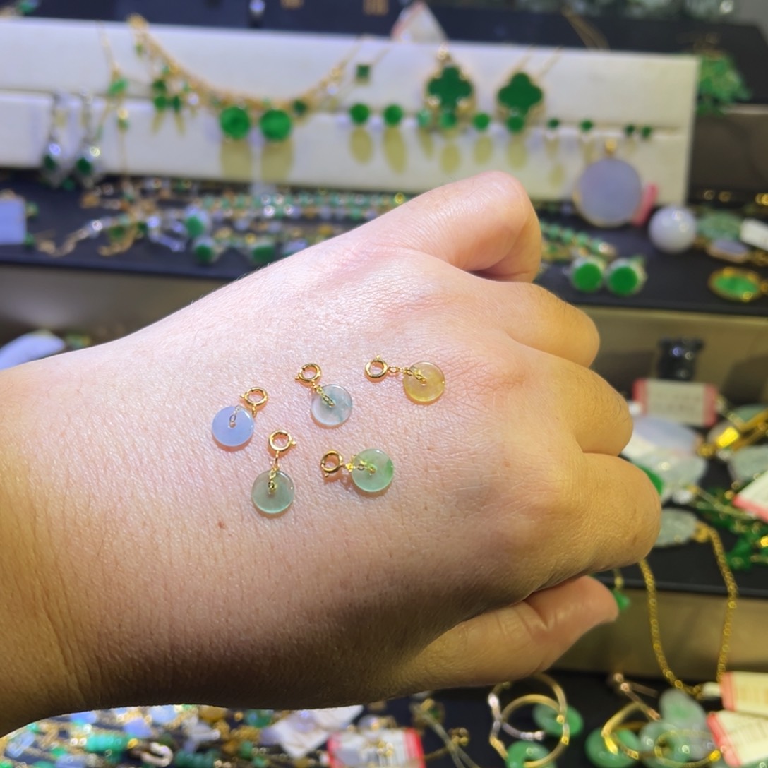 颈饰18K金镶嵌翡翠多样性发其一