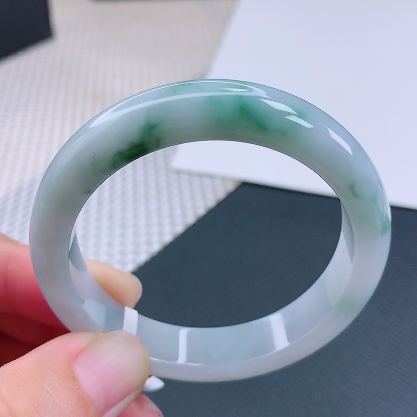 53圈口细腻牛奶底飘花宽版手镯