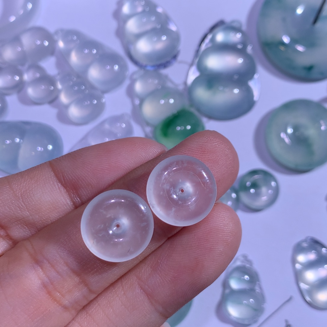 翡翠未镶嵌颈饰一对扣