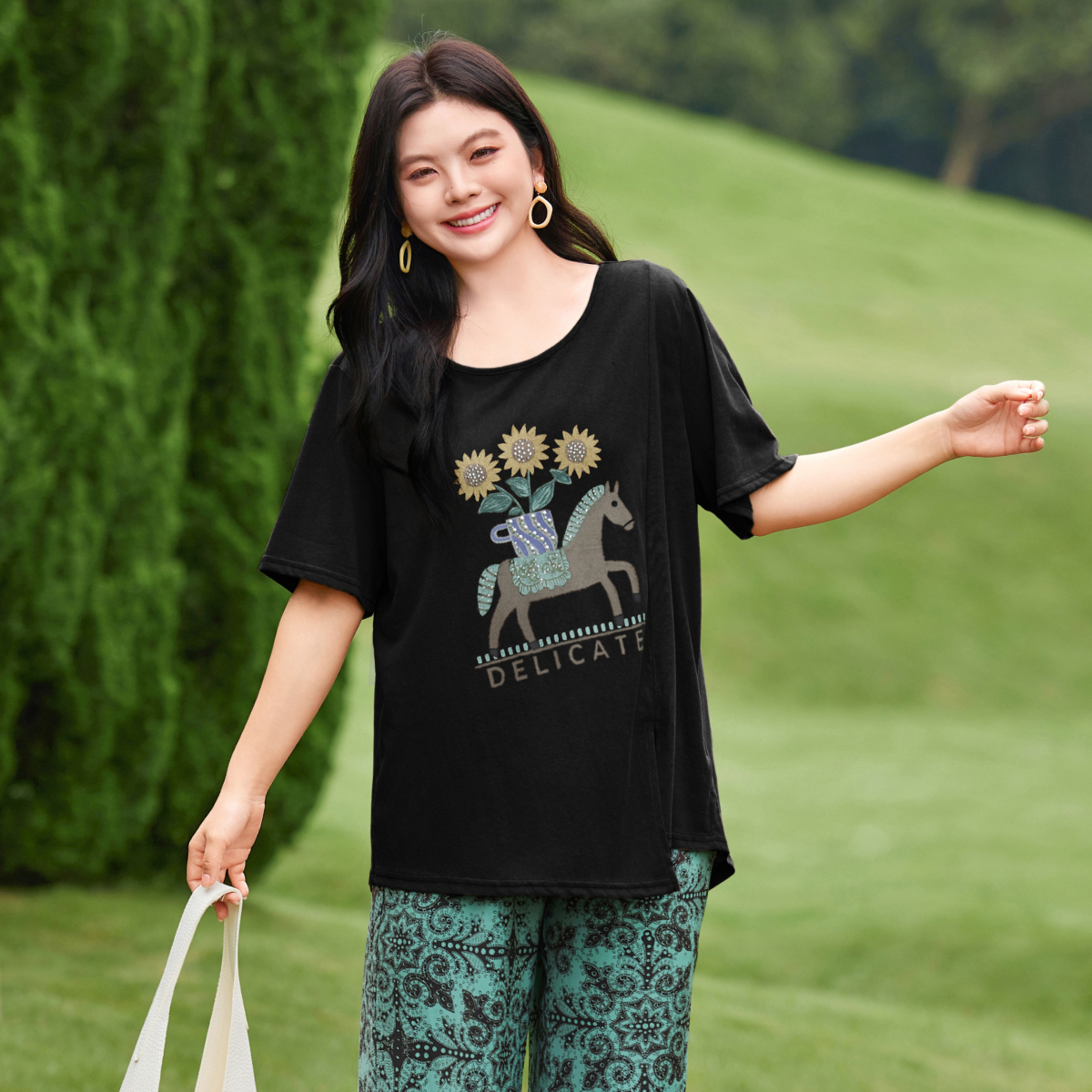 【烫钻印花开叉短袖T恤】MsShe大码女装2025夏装前短后长K2506019