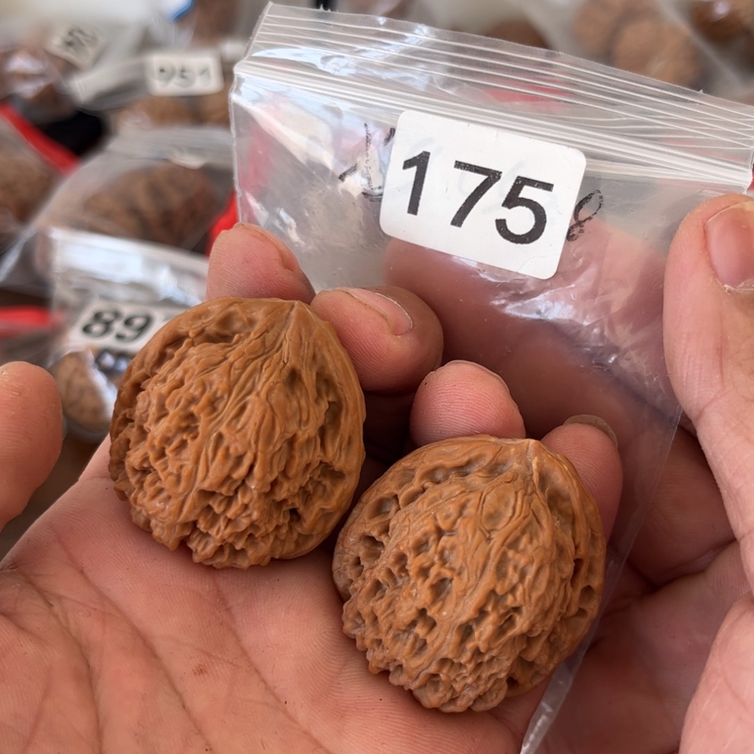 吊坠文玩核桃南疆有黄39