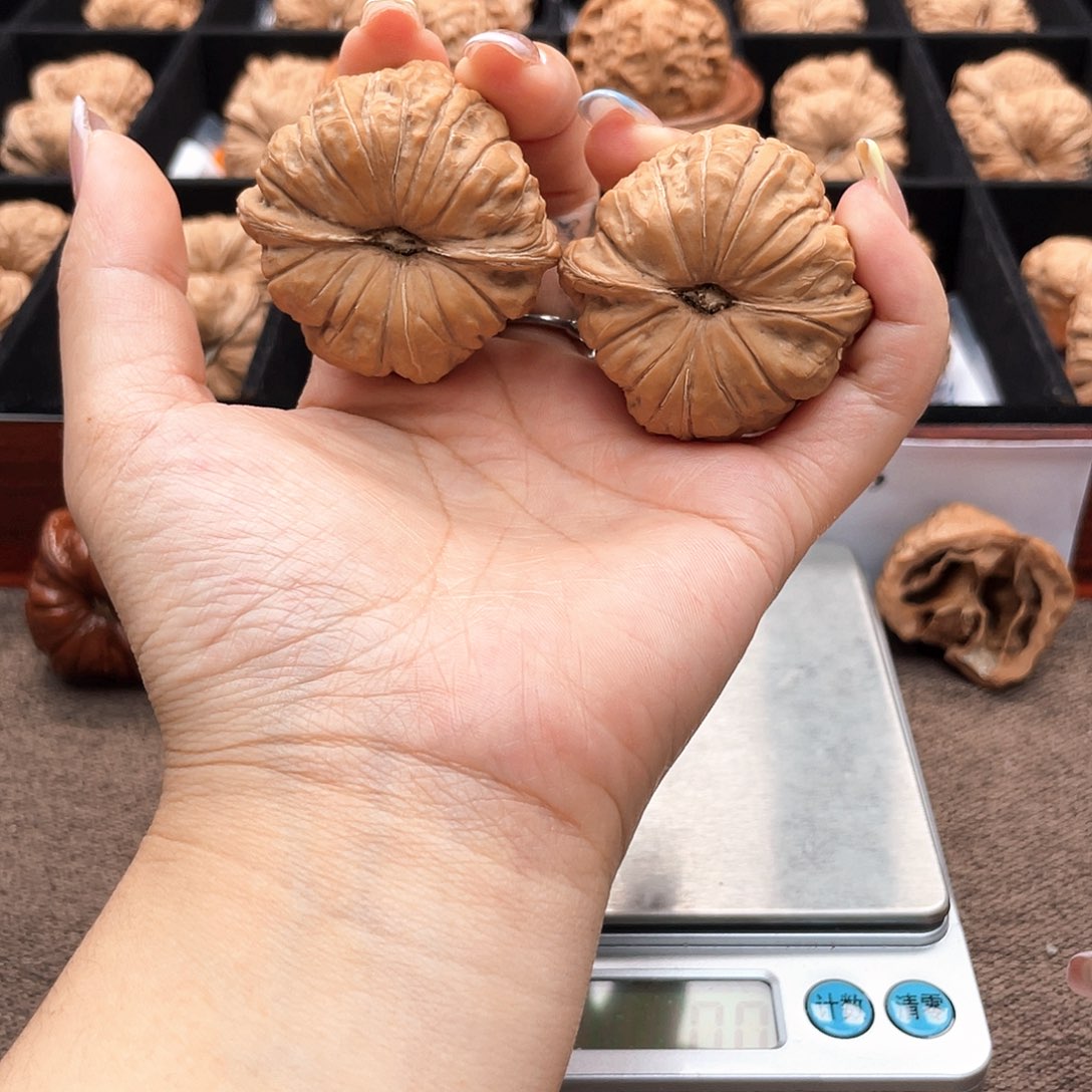 文玩核桃把件43近圆一字凹底正肩040