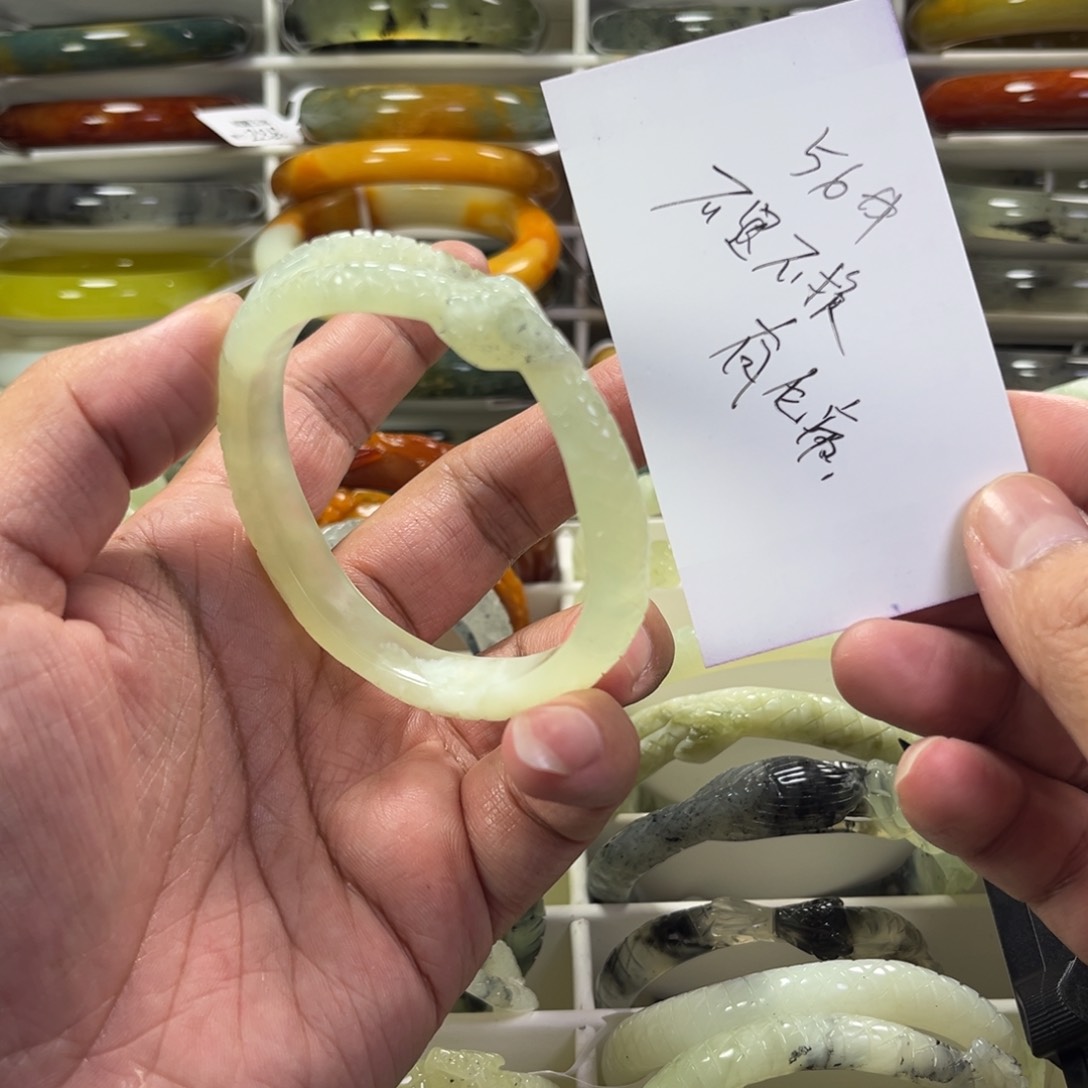 蛇纹石玉手镯未镶嵌