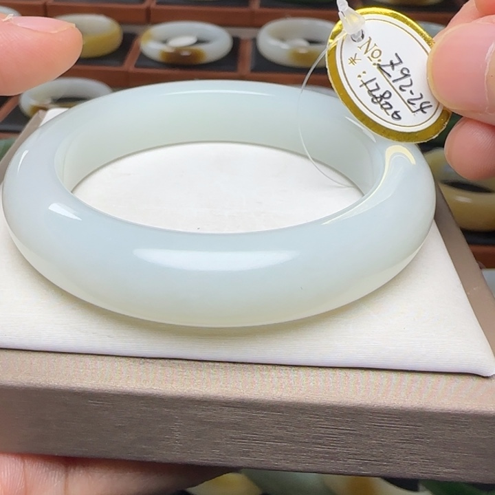 和田玉（白玉）未镶嵌手镯