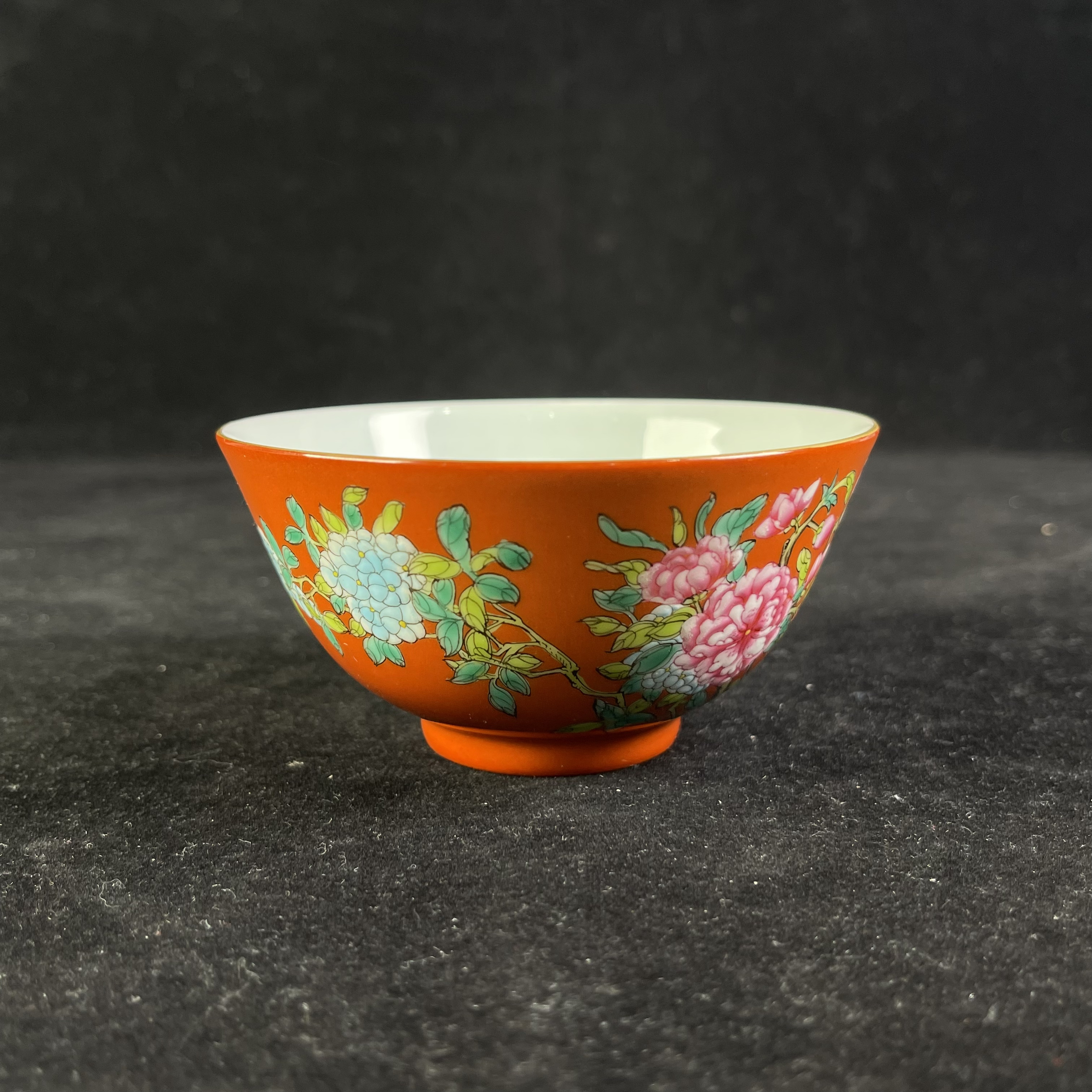 Y珊瑚红地粉彩花卉纹杯